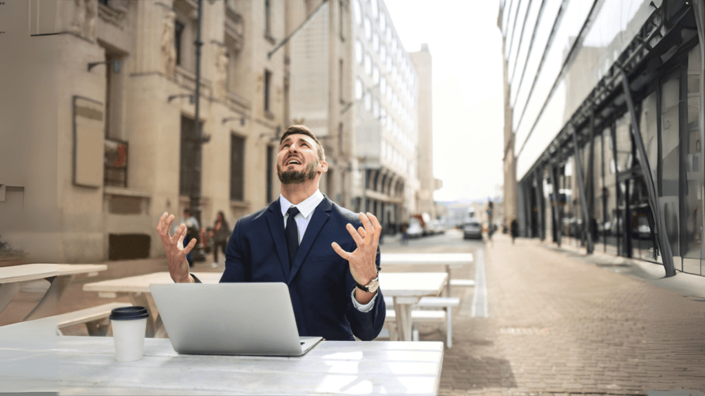 Homem em uma mesa desesperado para saber como organizar suas finanças.